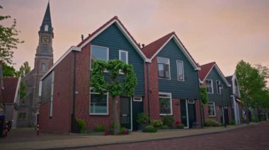 Rotterdam 'ı çekiyoruz. Gün batımında Rotterdam sokakları. Hollanda 'da Rotterdam silueti.