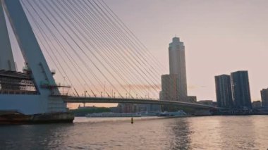 Rotterdam 'ı çekiyoruz. Gün batımında Rotterdam sokakları. Hollanda 'da Rotterdam silueti.