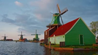 Yenilenebilir enerji kaynağı. Yel değirmeni parkının yeşil enerjisi insansız hava aracı görüntüsünden, yel değirmeni açıklarında Hollanda 'daki rüzgar türbinleri. Okyanustaki rüzgar türbininin yel değirmenleri. Yeşil enerji.