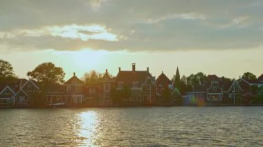 Rotterdam 'ı çekiyoruz. Gün batımında Rotterdam sokakları. Hollanda 'da Rotterdam silueti.