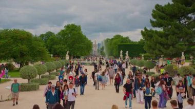 Paris, Fransa, 08 Haziran 2024: Paris 'teki Ünlü Louvre Müzesi.