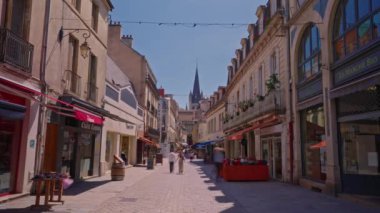 Burgundy 'nin başkenti Dijon' un tarihi merkezinin zaman atlaması. Eski şehrin zaman çizelgesi. Orta Çağ 'ın kadim bilgisi ve otelleri bugüne kadar korundu..