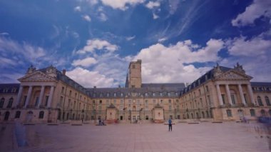 Burgundy 'nin başkenti Dijon' un tarihi merkezinin zaman atlaması. Eski şehrin zaman çizelgesi. Orta Çağ 'ın kadim bilgisi ve otelleri bugüne kadar korundu..