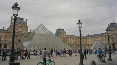 Paris, Fransa, 08 Haziran 2024: Paris 'teki Ünlü Louvre Müzesi.