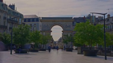 Burgundy 'nin başkenti Dijon' un tarihi merkezinin zaman atlaması. Eski şehrin zaman çizelgesi. Orta Çağ 'ın kadim bilgisi ve otelleri bugüne kadar korundu..