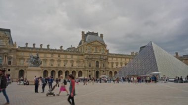 Paris, Fransa, 08 Haziran 2024: Paris 'teki Ünlü Louvre Müzesi.