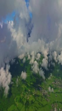 Yeşil yamaçları, vadileri ve dağlık otlakları olan Fransız Alpleri manzaralı yaz manzarası. Dağ bulutu manzarası. Güzel doğa Fransa doğal manzara.