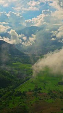 Yeşil yamaçları, vadileri ve dağlık otlakları olan Fransız Alpleri manzaralı yaz manzarası. Dağ bulutu manzarası. Güzel doğa Fransa doğal manzara.