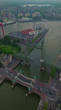 Hollanda 'daki Rotterdam şehrinin havadan görüntüsü. Varış yeri Hollanda. Erasmusbrug ve nehir Maas şehir manzarası gün batımında.