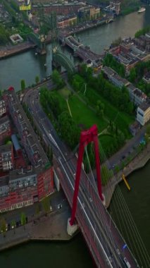 Hollanda 'daki Rotterdam şehrinin havadan görüntüsü. Varış yeri Hollanda. Erasmusbrug ve nehir Maas şehir manzarası gün batımında.