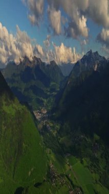 Yeşil yamaçları, vadileri ve dağlık otlakları olan Fransız Alpleri manzaralı yaz manzarası. Dağ bulutu manzarası. Güzel doğa Fransa doğal manzara.