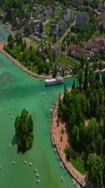 Annecy 'nin eski şehir merkezi ve Thiou nehri turistlerle birlikte. Annecy 'nin simgesel nehri. Thiou Fransa 'daki en kısa nehirlerden biridir..