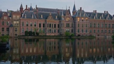 Lahey 'deki parlamento binaları. Gün batımında Lahey şehir merkezindeki Binnenhof şatosu Hollanda Parlamentosu.