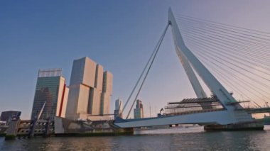 Rotterdam 'ı çekiyoruz. Gün batımında Rotterdam sokakları. Hollanda 'da Rotterdam silueti.