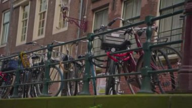 Hollanda 'nın Amsterdam kentinin mimarisiyim. Geleneksel evler, kanallar, bisikletler, şehir ulaşımı. Avrupa 'da bir şehrin turizm merkezi. Şehirde dolaşan ve gezen bir sürü insan..