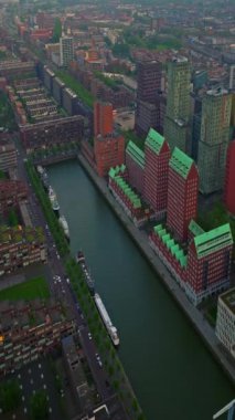 Hollanda 'daki Rotterdam şehrinin havadan görüntüsü. Varış yeri Hollanda. Erasmusbrug ve nehir Maas şehir manzarası gün batımında.