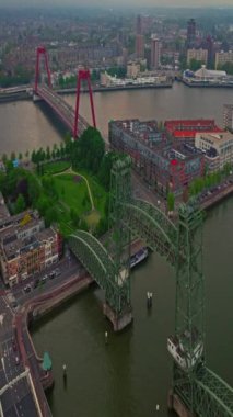 Hollanda 'daki Rotterdam şehrinin havadan görüntüsü. Varış yeri Hollanda. Erasmusbrug ve nehir Maas şehir manzarası gün batımında.