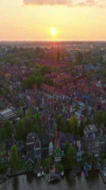 Amsterdam, Hollanda şehri. Şehir merkezindeki kanalların hava görüntüsü. İnsansız hava aracı Amsterdam bahar manzarası dar eski evler, kanallar. Eski merkez hava görüntüsü oluşturuluyor.