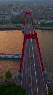 Hollanda 'daki Rotterdam şehrinin havadan görüntüsü. Varış yeri Hollanda. Erasmusbrug ve nehir Maas şehir manzarası gün batımında.