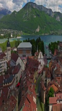 Annecy 'nin eski şehir merkezi ve Thiou nehri turistlerle birlikte. Annecy 'nin simgesel nehri. Thiou Fransa 'daki en kısa nehirlerden biridir..