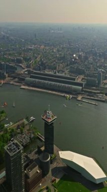 Amsterdam, Hollanda şehri. Şehir merkezinde elektrikli tekneleri olan kanalların havadan görüntüsü. İnsansız hava aracı Amsterdam bahar manzarası dar eski evler, kanallar. Eski merkez hava görüntüsü oluşturuluyor.