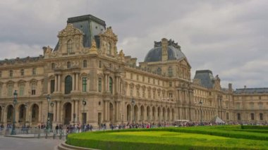 Paris, Fransa, 11 Haziran 2024: Yazın Paris sokakları. Kalabalık insanlar şehir merkezinde yürüyorlar. Paris 'te turistler. Yüksek kalite 4k görüntü