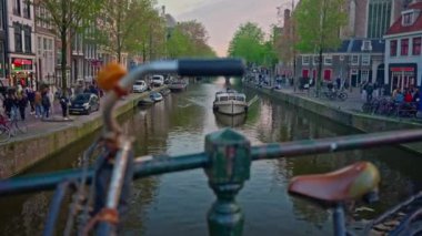 Hollanda, Amsterdam, 15 Haziran 2024: Geleneksel evler, kanallar, bisikletler, kentsel ulaşım. Avrupa 'da bir şehrin turizm merkezi. Şehirde dolaşan ve gezen bir sürü insan..