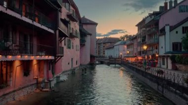 Annecy 'nin eski şehir merkezi ve Thiou nehri turistlerle birlikte. Annecy 'nin simgesel nehri. Thiou Fransa 'daki en kısa nehirlerden biridir..