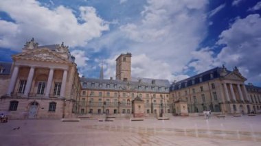 Burgundy 'nin başkenti Dijon' un tarihi merkezinin zaman atlaması. Eski şehrin zaman çizelgesi. Orta Çağ 'ın kadim bilgisi ve otelleri bugüne kadar korundu..