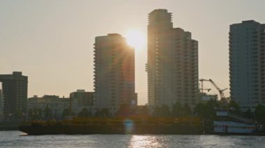 Rotterdam 'ı çekiyoruz. Gün batımında Rotterdam sokakları. Hollanda 'da Rotterdam silueti.