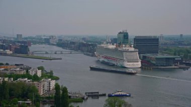 Amsterdam, Hollanda şehri. Şehir merkezinde elektrikli tekneleri olan kanalların havadan görüntüsü. İnsansız hava aracı Amsterdam bahar manzarası dar eski evler, kanallar. Eski merkez hava görüntüsü oluşturuluyor.