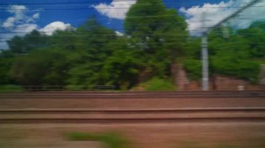 Yüksek hızlı trenin penceresinden bak. Kırsal manzaralı güzel bir gezi, bulutlar. Yüksek hızlı trenin penceresinden Fransa manzarası.