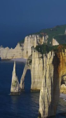 Gün batımında Fransa 'da Atlantik Okyanusu' nun güzel kayalık kıyılarını çekiyoruz. Fransa 'nın en çok ziyaret edilen yerlerinden birinin modern insansız hava aracı görüntüsü.