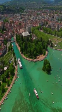 Annecy 'nin eski şehir merkezi ve Thiou nehri turistlerle birlikte. Fransa 'nın Annecy kentinin çatılarını inşa eden şehir manzarası. Fransa 'da Turizm Seyahat Yeri.