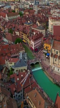 Annecy 'nin eski şehir merkezi ve Thiou nehri turistlerle birlikte. Fransa 'nın Annecy kentinin çatılarını inşa eden şehir manzarası. Fransa 'da Turizm Seyahat Yeri.