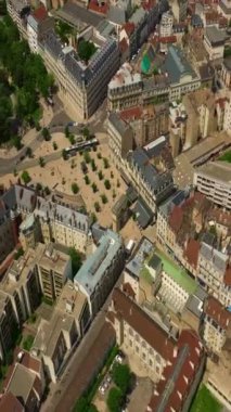 Dijon kasabasının çevresindeki hava manzarası. Burgundy 'nin başkenti Dijon' un tarihi merkezine doğru uçuş. Orta Çağ 'ın antik otelleri bugüne kadar korunmuştur. Fransız kültürü.