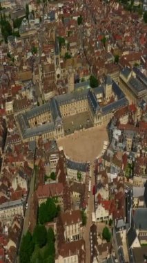 Dijon kasabasının çevresindeki hava manzarası. Burgundy 'nin başkenti Dijon' un tarihi merkezine doğru uçuş. Orta Çağ 'ın antik otelleri bugüne kadar korunmuştur. Fransız kültürü.
