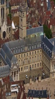 Dijon kasabasının çevresindeki hava manzarası. Burgundy 'nin başkenti Dijon' un tarihi merkezine doğru uçuş. Orta Çağ 'ın antik otelleri bugüne kadar korunmuştur. Fransız kültürü.
