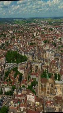 Dijon kasabasının çevresindeki hava manzarası. Burgundy 'nin başkenti Dijon' un tarihi merkezine doğru uçuş. Orta Çağ 'ın antik otelleri bugüne kadar korunmuştur. Fransız kültürü.