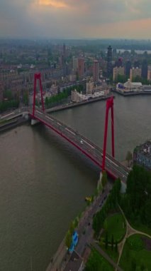 Hollanda 'daki Rotterdam şehrinin havadan görüntüsü. Varış yeri Hollanda. Erasmusbrug ve nehir Maas şehir manzarası gün batımında.