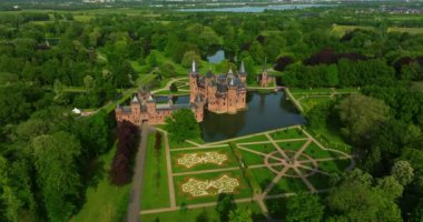 Hollanda 'daki en büyük şatonun havadan görünüşü, De Haar. Şatonun, parkın ve kalenin etrafındaki su hendeğinin üzerinde güzel bir kuadkopter uçuşu. Utrecht, Hollanda.