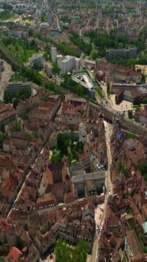 Dijon kasabasının çevresindeki hava manzarası. Burgundy 'nin başkenti Dijon' un tarihi merkezine doğru uçuş. Orta Çağ 'ın antik otelleri bugüne kadar korunmuştur. Fransız kültürü.