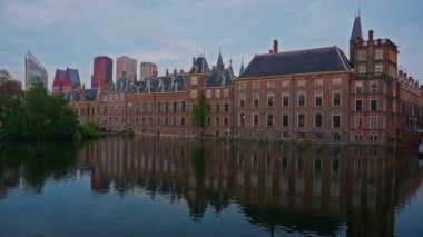 Lahey 'deki parlamento binaları. Gün batımında Lahey şehir merkezindeki Binnenhof şatosu Hollanda Parlamentosu.