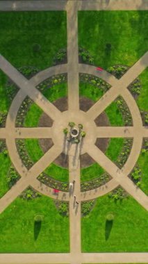 Hava görüntüsü. Utrecht Hollanda, Kasteel de Haar, Haar Hollanda Şatosu 'nun eski tarihi bahçesi Utrecht günbatımında..