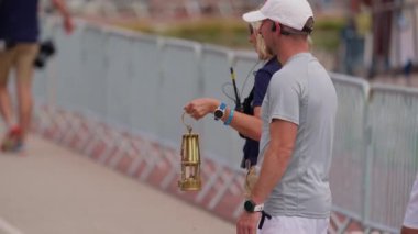 Migennes, Fransa, 11 Temmuz 2024: Paris Olimpiyatları için Yonne 'dan geçen Olimpiyat Ateşi. Fransa 'da, korumalar ve sokak kalabalığıyla çevrili olimpiyat meşalesi. Olimpiyat meşale geçit töreni..