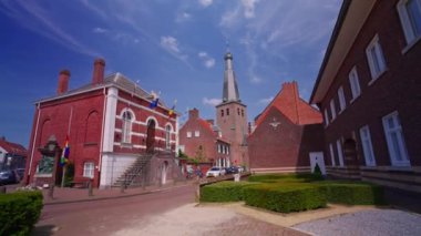 Eyalet sınırı bir yerleşim yerinden geçiyor. Avrupa 'nın en karmaşık uluslararası sınırı. Baarle köyü toprakları Belçika ve Hollanda 'ya bölündü. Kara sınırı.