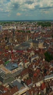 Dijon kasabasının çevresindeki hava manzarası. Burgundy 'nin başkenti Dijon' un tarihi merkezine doğru uçuş. Orta Çağ 'ın antik otelleri bugüne kadar korunmuştur. Fransız kültürü.