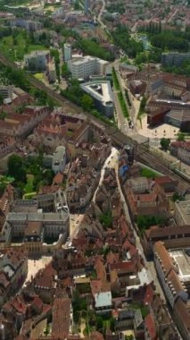 Dijon kasabasının çevresindeki hava manzarası. Burgundy 'nin başkenti Dijon' un tarihi merkezine doğru uçuş. Orta Çağ 'ın antik otelleri bugüne kadar korunmuştur. Fransız kültürü.