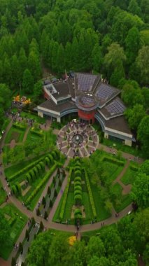 Ünlü Keukenhof yel değirmeni turistik ilgi odağı. İnsanlar, Keukenhof çiçek bahçesinde güneşli bir günde renkli laleleri severler. Hollanda.