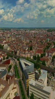 Dijon kasabasının çevresindeki hava manzarası. Burgundy 'nin başkenti Dijon' un tarihi merkezine doğru uçuş. Orta Çağ 'ın antik otelleri bugüne kadar korunmuştur. Fransız kültürü.